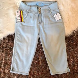 NWT Bella jeans light wash capris size 13